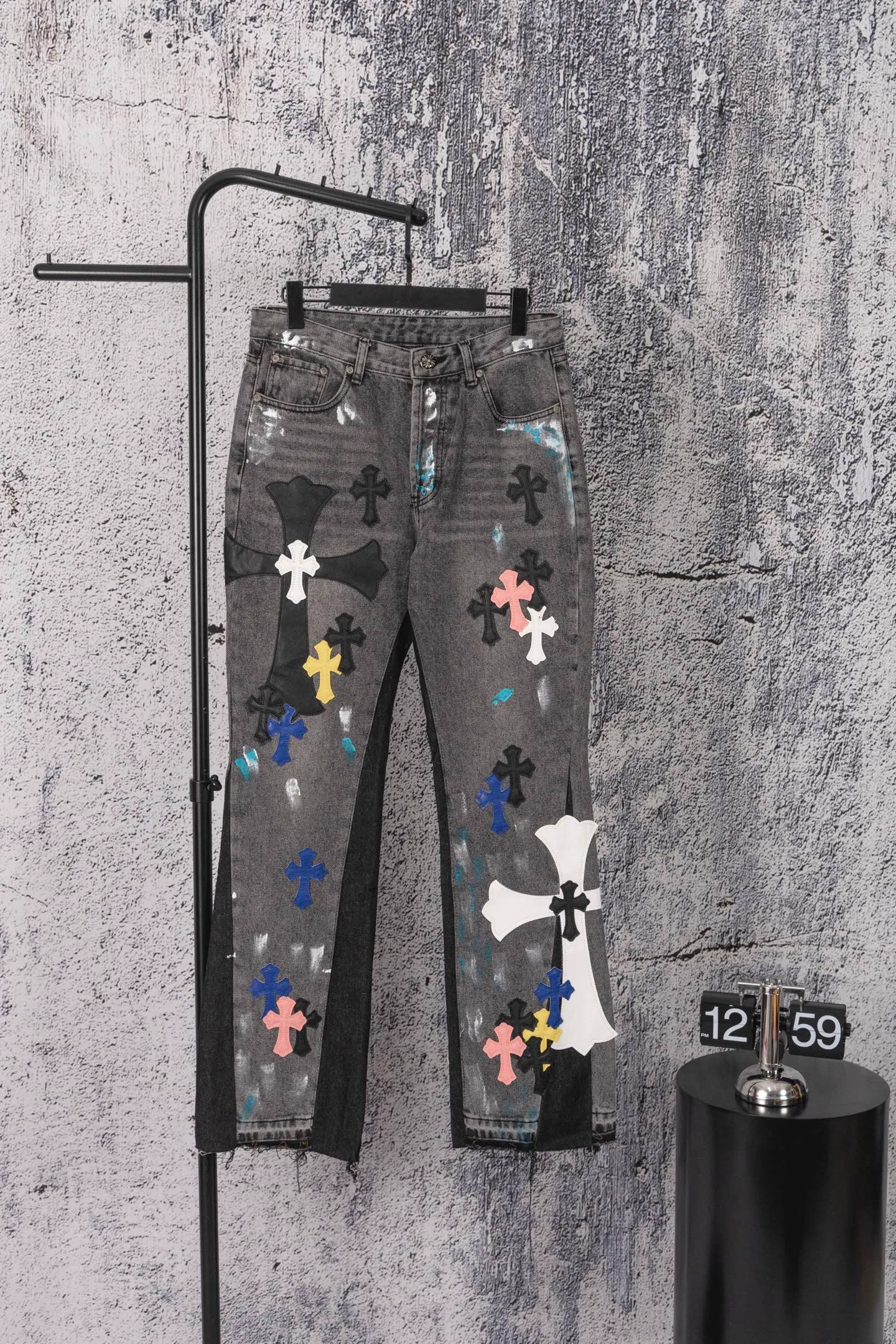 P330 CH Chromehearts colorful spliced ​​cross patch leather retro hand-painted splash-ink jeans, counter price 34W level, patch cross flower embellishment, washed jeans! ! An absolutely high-end luxury product, a 1.9W-level god-level single product, a super popular product, made by top heavy industry, a magic weapon that cannot be missed! [About Zangyin] This is an extremely luxurious fashion brand that can also be called the aristocracy of the high street. It has always been an exclusive brand for some hipsters or rich second generations. Compared with ordinary high streets, it is more luxurious and noble. Compared with luxury brands, it is more fashionable and individual. It has always been a brand that I have a special liking for. [Top heavy industry fashion design] Consistently high-street luxury style. Speaking of this style, the Zangyin family and GU family are definitely the leading representative brands. Especially the Zangyin family has really achieved a state-of-the-art effect in creating high-street style. The unique washed material is used to create this style. The color system is already quite eye-catching. After it is decorated with patchwork cross flowers, it cleverly highlights the charm of the brand. Secondly, this style uses classic The high-waist cutting design highlights the long legs and fashionable temperament of the upper body. The brand is highly recognizable and the slim fit configuration is more suitable for daily wear. It is a product that interprets personality, fashion, and specifications at a glance. This single product is enough to make any fan excited. It can be a white T-shirt for a youthful college style, or a tight suspender for a royal style. It has strong matching ability and can be easily controlled by men.  [Materials and craftsmanship] Needless to say, this point goes without saying. As an excellent craftsman brand, Zangyin’s requirements for details and craftsmanship are really perfect. The washed color of this model has gone through so many processes, not to mention the embellishment of denim appliques. It is also purely hand-made and sewn. Just like what they believe in, only hand-made things have soul and have the meaning of wear. A top-notch heavy-duty fashionable denim item, I look forward to your perfect interpretation! !  Color: black gray Size: 28-36